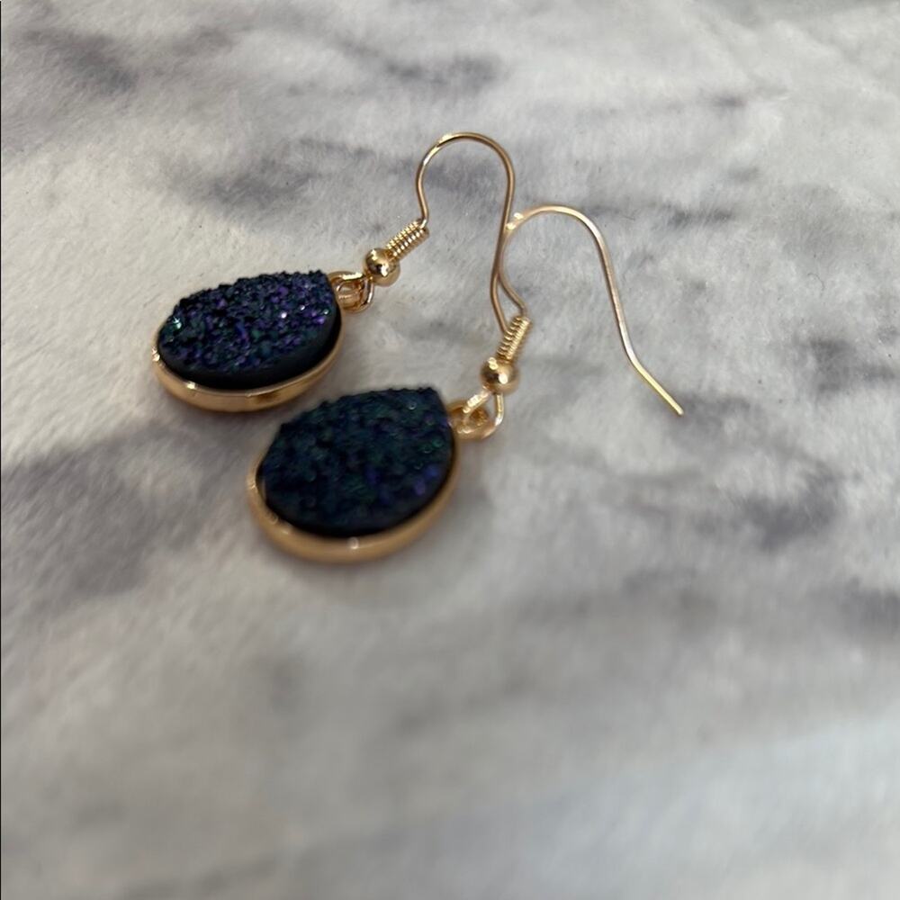 NWOT Elegant Gold and Blue Teardrop Earrings - Picture 2 of 4